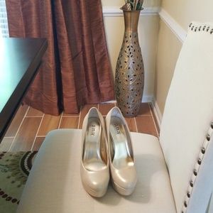 A.N.A Metallic Gold 4 inch pumps